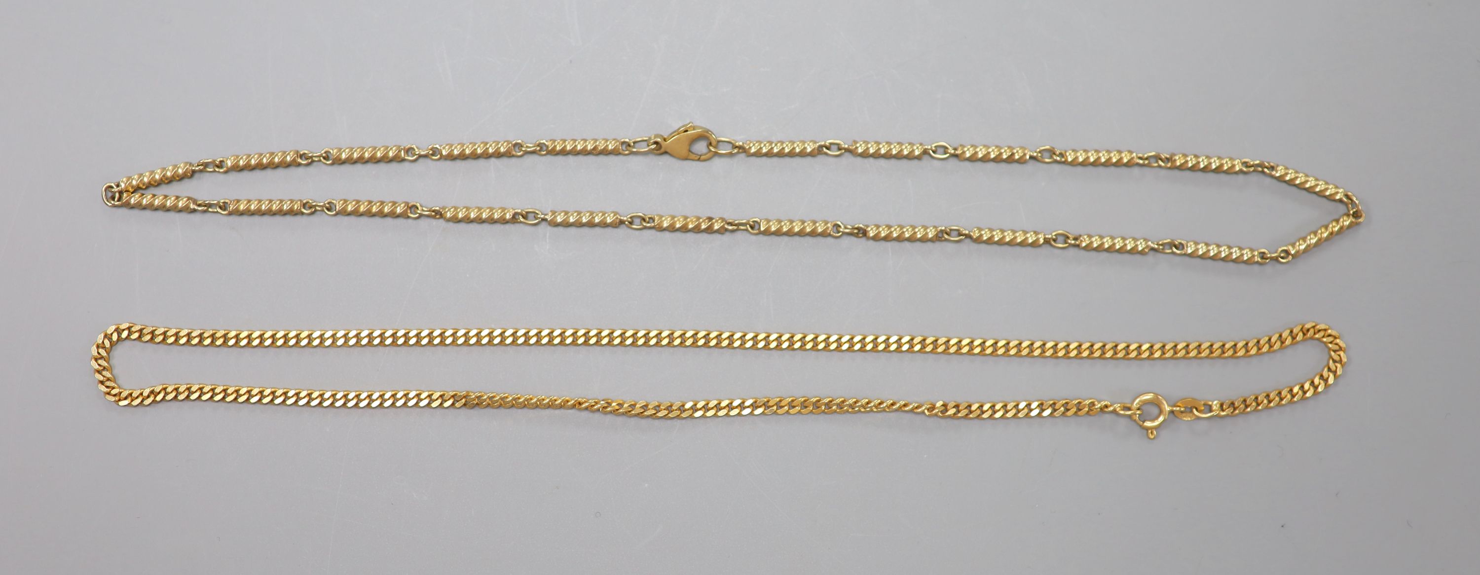 A modern 9ct gold curb link chain and one other 9ct spiral baton link chain, 39cm